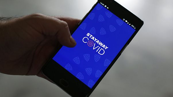 Smartphone mit Covid-App Smartphone mit Covid-App