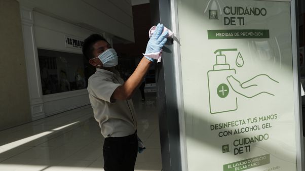 Un hombre desinfecta un panel en el centro comercial Multiplaza de Ciudad de Panamá, 17 de agosto de 2020 Un hombre desinfecta un panel en el centro comercial Multiplaza de Ciudad de Panamá, 17 de agosto de 2020