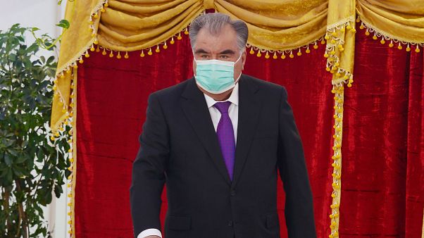 Эмомали Рахмон голосует на президентских выборах в Душанбе. Эмомали Рахмон голосует на президентских выборах в Душанбе.