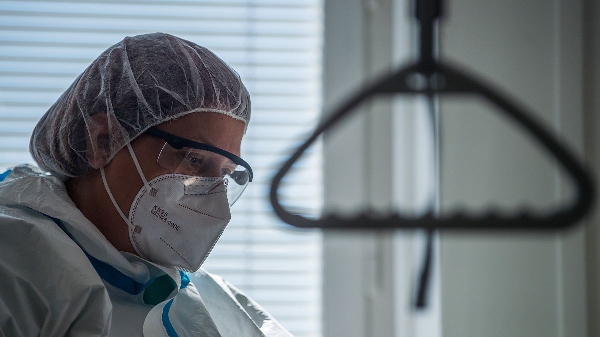 Jelenleg 6690 koronavírusos beteget ápolnak kórházban