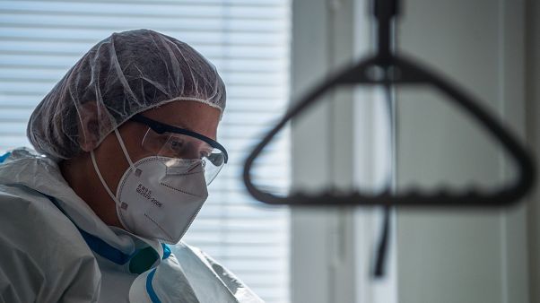 Védőruhába öltözött egészségügyi dolgozó a járványügyi bevetési egység gyakorlatán Védőruhába öltözött egészségügyi dolgozó a járványügyi bevetési egység gyakorlatán