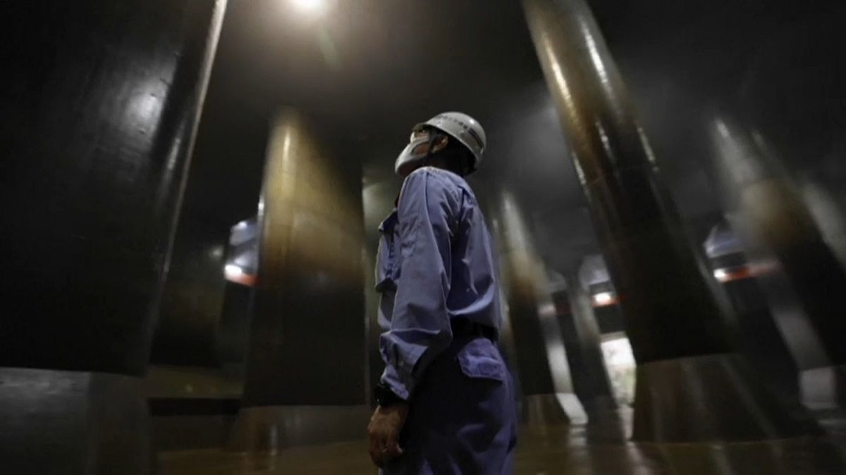 Un operario mira hacia el techo del depósito de Kasukabe