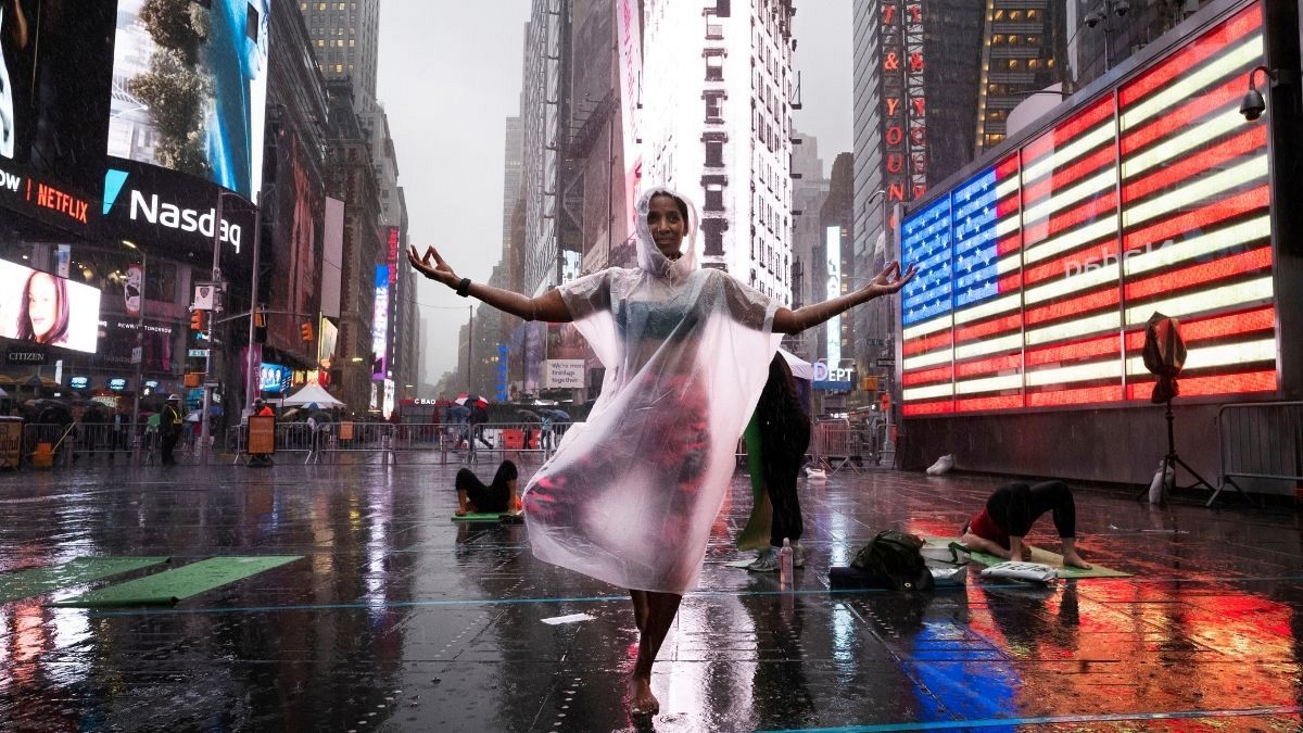 زنی در حال تمرین یوگا در تایم اسکوئر نیویورک