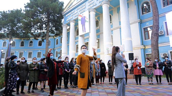Ψηφοφόροι χορεύουν έξω από εκλογικό κέντρο στο Τατζικιστάν Ψηφοφόροι χορεύουν έξω από εκλογικό κέντρο στο Τατζικιστάν
