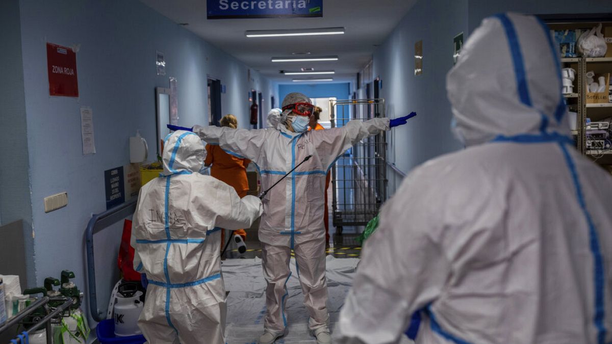Una foto del 9 ottobre: un team medico viene disinfettato prima di lasciare il padiglione Covid-19 a Leganes, vicino Madrid