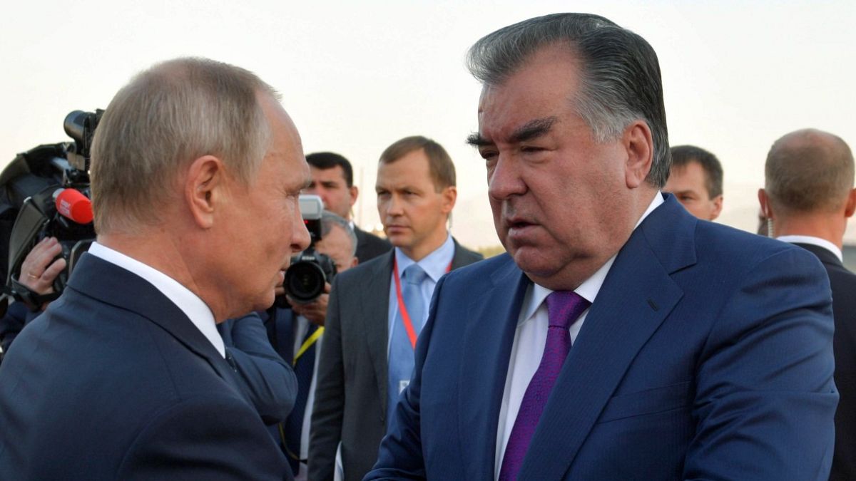 رئيس طاجيكستان إمام علي رحمن (على اليمين) يتحدث مع الرئييس الروسي فلاديمير بوتين في العاصمة دوشنبه. 2018/09/28