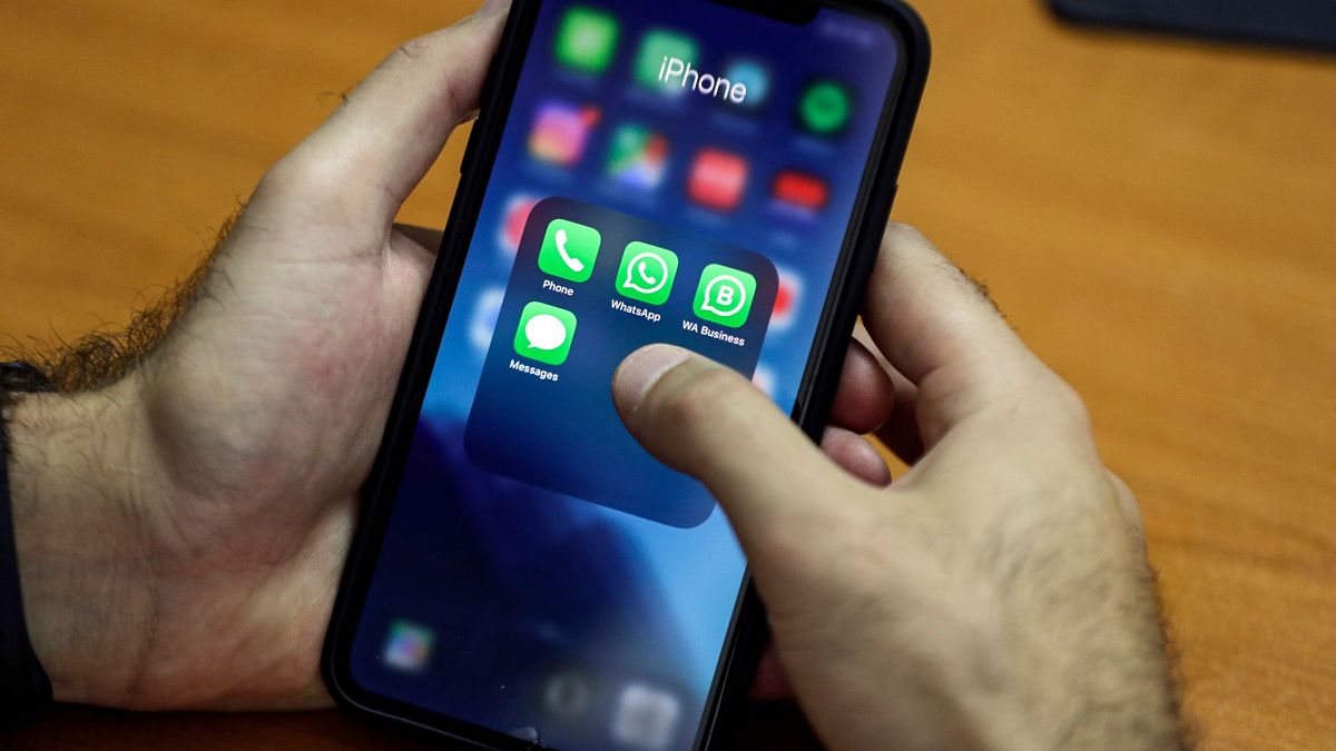 رجل يستخدم هاتفه الذكي في العاصمة اللبنانية بيرو، 17 أكتوبر 2019