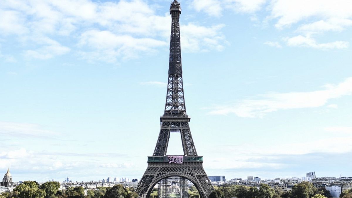Eiffelturm mit "REBEL"-Transparent