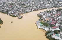 شاهد: فيضانات كبيرة في فيتنام تودي بحياة 18 شخصا على الأقل