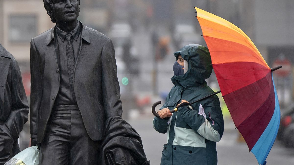La statua di John Lennon a Liverpool, città nel mrino delle restrizioni del governo britannico. 