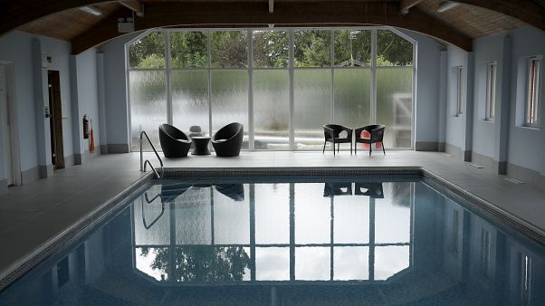 Hotel-Pool im Edgeley Holiday Park in Farley Green südwestlich von London Hotel-Pool im Edgeley Holiday Park in Farley Green südwestlich von London