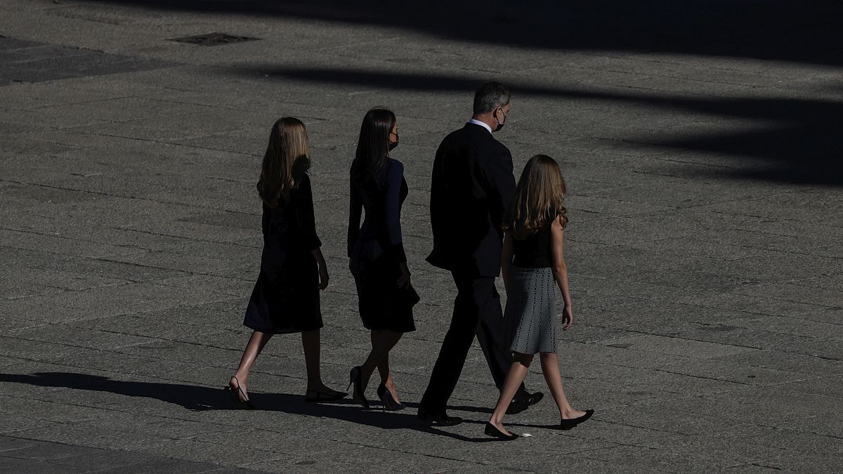 La princesa Leonor, el rey Felipe VI, la teina Letizia y la princesa Sofía  salen al final de un homenaje de estado en memoria de las víctimas de COVID-19 en julio 2020.