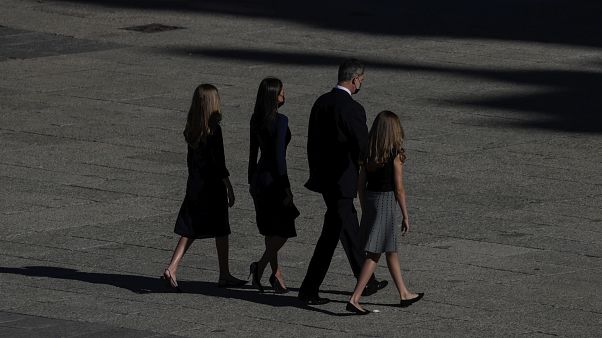 La princesa Leonor, el rey Felipe VI, la teina Letizia y la princesa Sofía salen al final de un homenaje de estado en memoria de las víctimas de COVID-19 en julio 2020. La princesa Leonor, el rey Felipe VI, la teina Letizia y la princesa Sofía salen al final de un homenaje de estado en memoria de las víctimas de COVID-19 en julio 2020.