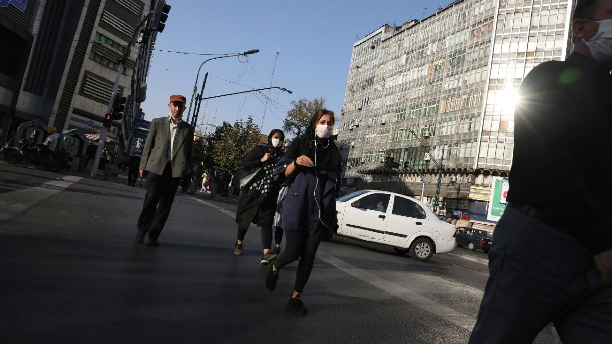 أنسا يعبرون الطريق وسط العاصمة طهران. 2020/09/20