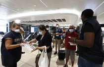 Pasajeros del aeropuerto de Fiumicino en Roma muestran sus informes de test de la COVID-19 al embarcar en un vuelo a Milán, el miércoles 16 de septiembre de 2020.