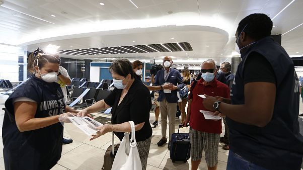 Pasajeros del aeropuerto de Fiumicino en Roma muestran sus informes de test de la COVID-19 al embarcar en un vuelo a Milán, el miércoles 16 de septiembre de 2020. Pasajeros del aeropuerto de Fiumicino en Roma muestran sus informes de test de la COVID-19 al embarcar en un vuelo a Milán, el miércoles 16 de septiembre de 2020.