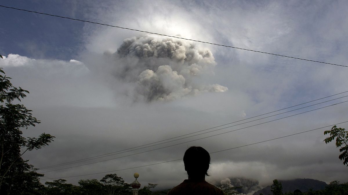 Endonezya'da harekete geçen Merapi Yanardağı'nı izleyen bir kişi (arşiv)