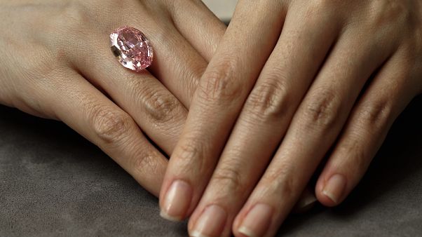 Çok nadir bulunan pembe elmas açık 14,83 karat büyüklüğünde Çok nadir bulunan pembe elmas açık 14,83 karat büyüklüğünde