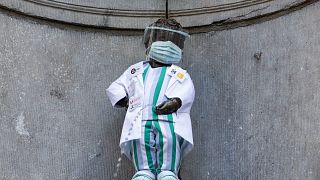 Le 'Manneken Pis' habillé comme un soignant afin de rendre hommage à leur travail, Bruxelles le 5 septembre 2020