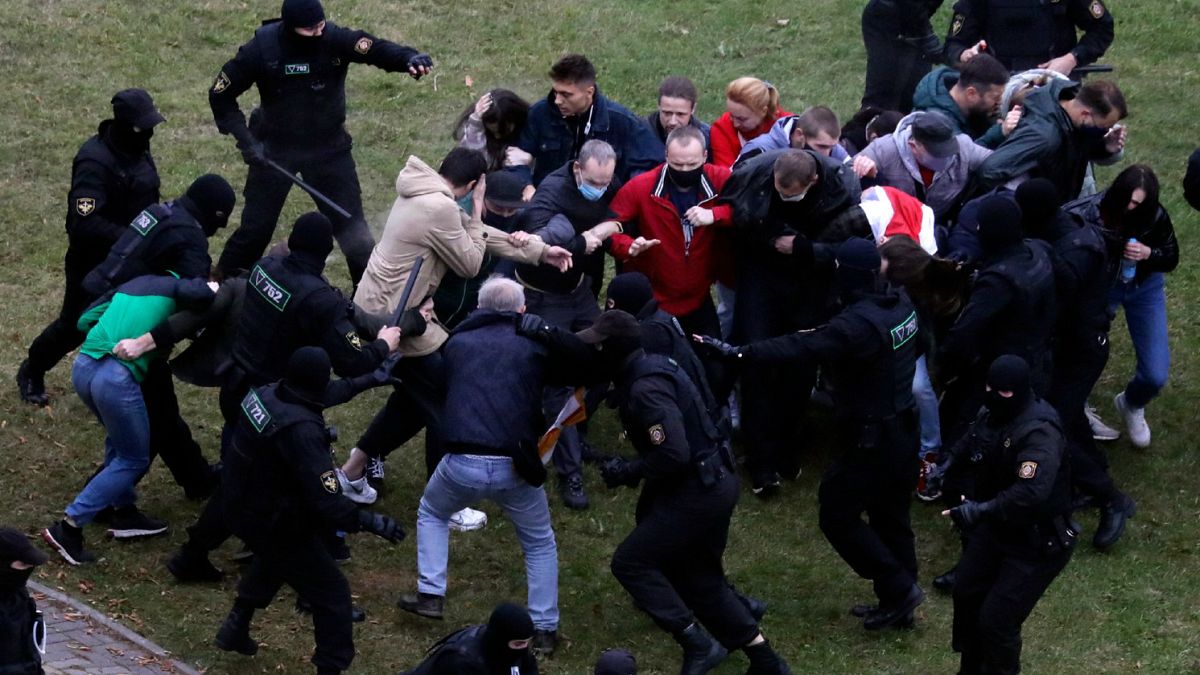 Hükümet karşıtı gösterilere müdahale eden Belarus polisi