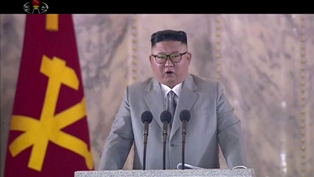  صورة مأخوذة من مقطع فيديو بثه تلفزيون كوريا الشمالية يظهر الزعيم الكوري الشمالي كيم جونغ أون يلقي خطابًا خلال الاحتفال بالذكرى 75 للحزب الحاكم في البلاد في بيونغ يانغ 