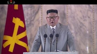  صورة مأخوذة من مقطع فيديو بثه تلفزيون كوريا الشمالية يظهر الزعيم الكوري الشمالي كيم جونغ أون يلقي خطابًا خلال الاحتفال بالذكرى 75 للحزب الحاكم في البلاد في بيونغ يانغ