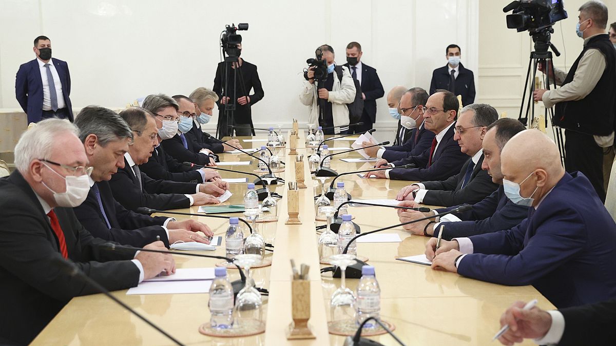 Sergei Lavrov recebe homólogo arménio em Moscovo