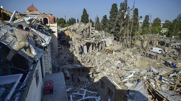 Daños en una zona residencial de la ciudad azerbaiyana de Ganyá Daños en una zona residencial de la ciudad azerbaiyana de Ganyá