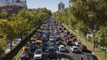 شاهد: مئات السيارات في مسيرة مناهضة لإجراءات الإغلاق في إسبانيا بدعوة من اليمين المتطرف