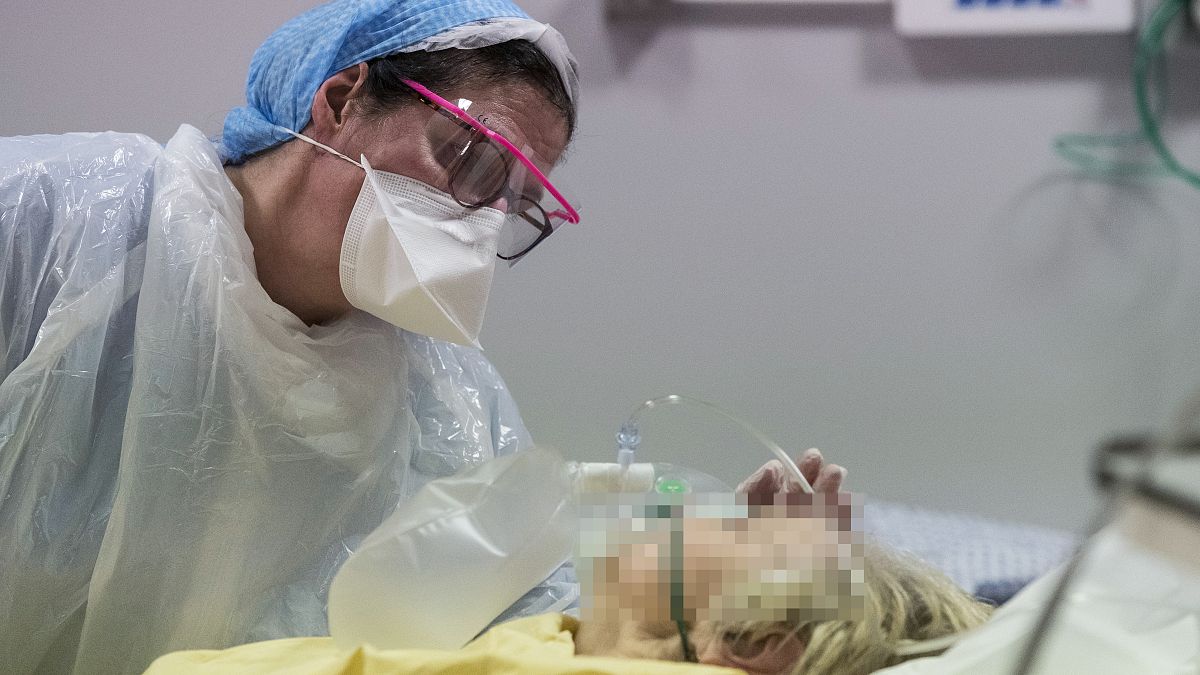 Una enfermera atiende a un paciente de COVID-19 en el hospital Louis Pasteur de Colmar, Francia
