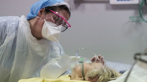 Una enfermera atiende a un paciente de COVID-19 en el hospital Louis Pasteur de Colmar, Francia Una enfermera atiende a un paciente de COVID-19 en el hospital Louis Pasteur de Colmar, Francia