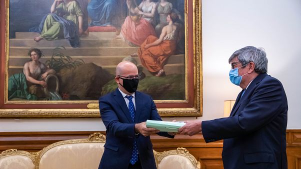 João Leão entrega Orçamento de Estado a Ferro Rodrigues João Leão entrega Orçamento de Estado a Ferro Rodrigues