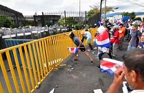 Varios manifestantes golpean las vallas de protección en la Casa Presidencial