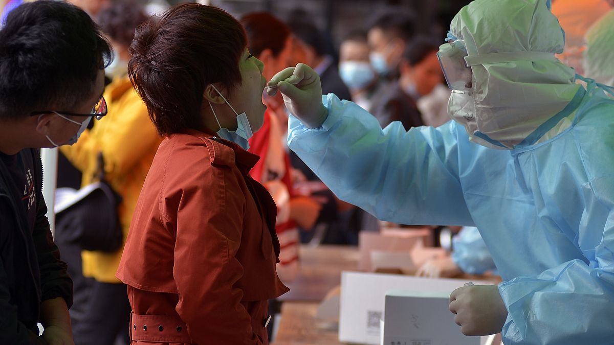 فريق طبي يأخذ عينة لإجراء اختبار كوفيد-19 من امرأة في مقاطعة شاندونغفي شرق الصين. 2020/10/12