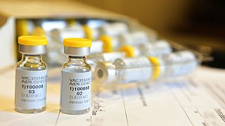 Johnson & Johnson suspende testes de vacina contra Covid-19