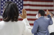 Giuramento per ottenere la cittadinanza durante una cerimonia di naturalizzazione a New York nel luglio 2020