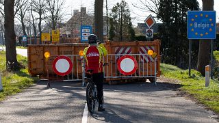 Archives : un cycliste devant une des frontières entre les Pays-Bas et la Belgique, bloquée le 23 mars 2020