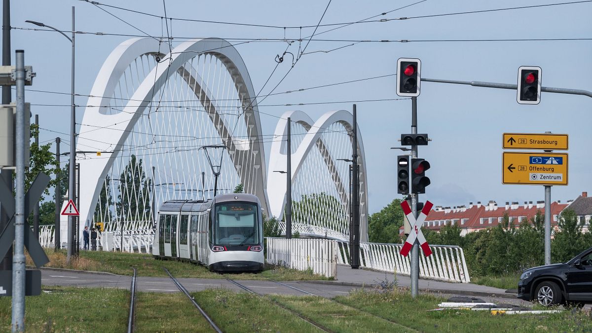 Archives : tram sur le pont Beatus-Rhenanus reliant Strasbourg, en France, à Kehl, en Allemagne, le 15 juin 2020/  