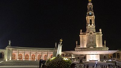 شاهد: آلاف المؤمنين يحجون إلى كنيسة القديسة فاطيما بالبرتغال