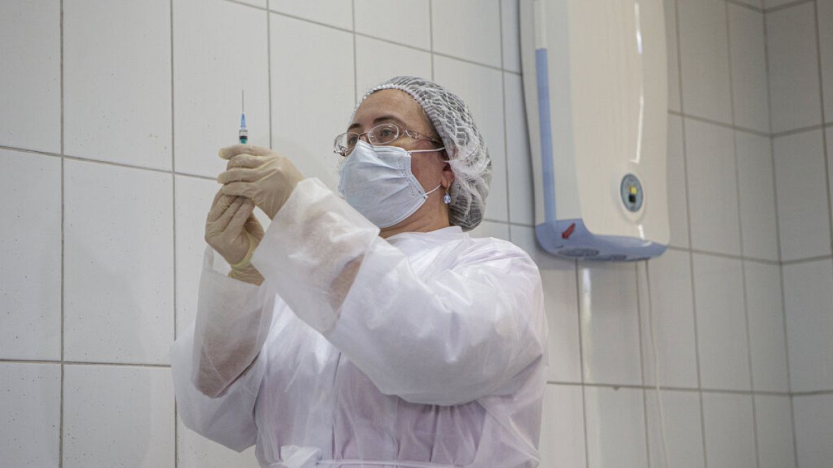 Rusya'da bir hekim bir doz Sputnik V aşısı hazırlarken