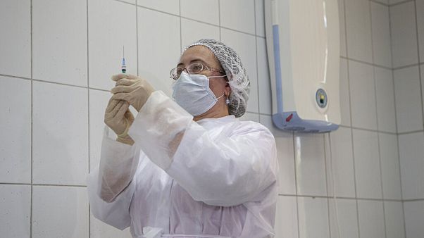 Rusya'da bir hekim bir doz Sputnik V aşısı hazırlarken Rusya'da bir hekim bir doz Sputnik V aşısı hazırlarken