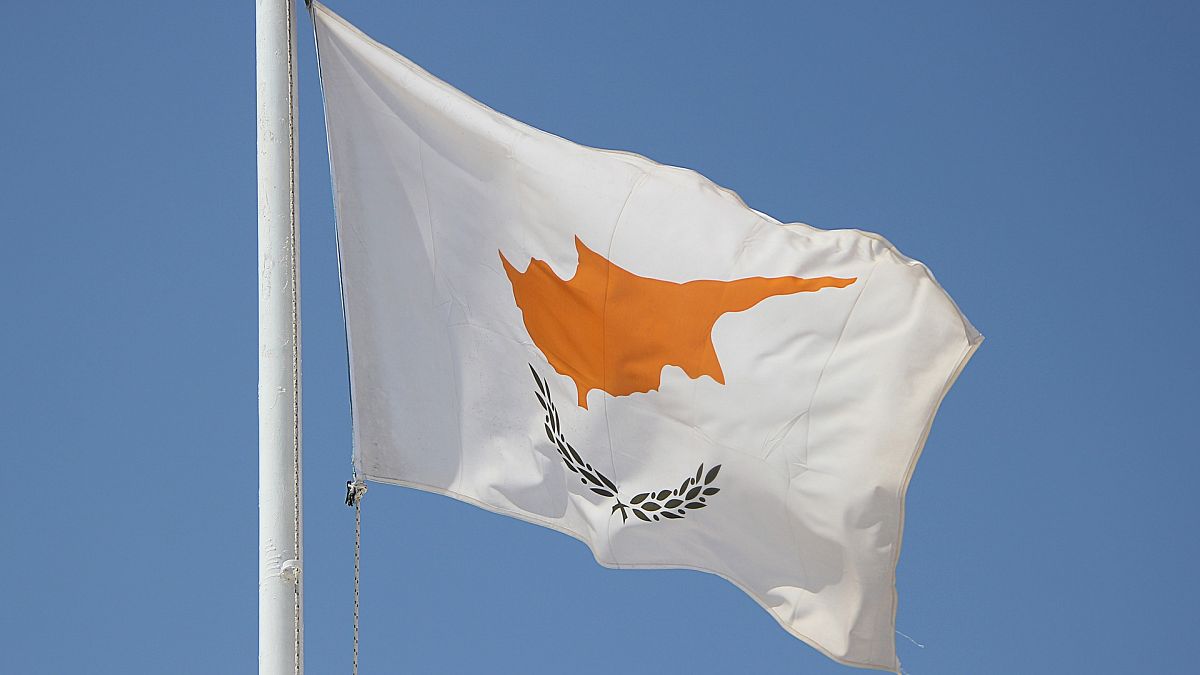 Кипр приостанавливает программу выдачи "золотых паспортов"
