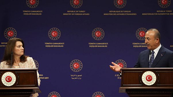 وزير الخارجية التركي مولود جاويش أوغلو ووزيرة الخارجية السويدية آن ليند، يعقدان مؤتمرًا صحفيًا مشتركًا بعد اجتماعهما في مقر وزارة الخارجية في أنقرة، تركيا، 13 أكتوبر 2020 وزير الخارجية التركي مولود جاويش أوغلو ووزيرة الخارجية السويدية آن ليند، يعقدان مؤتمرًا صحفيًا مشتركًا بعد اجتماعهما في مقر وزارة الخارجية في أنقرة، تركيا، 13 أكتوبر 2020