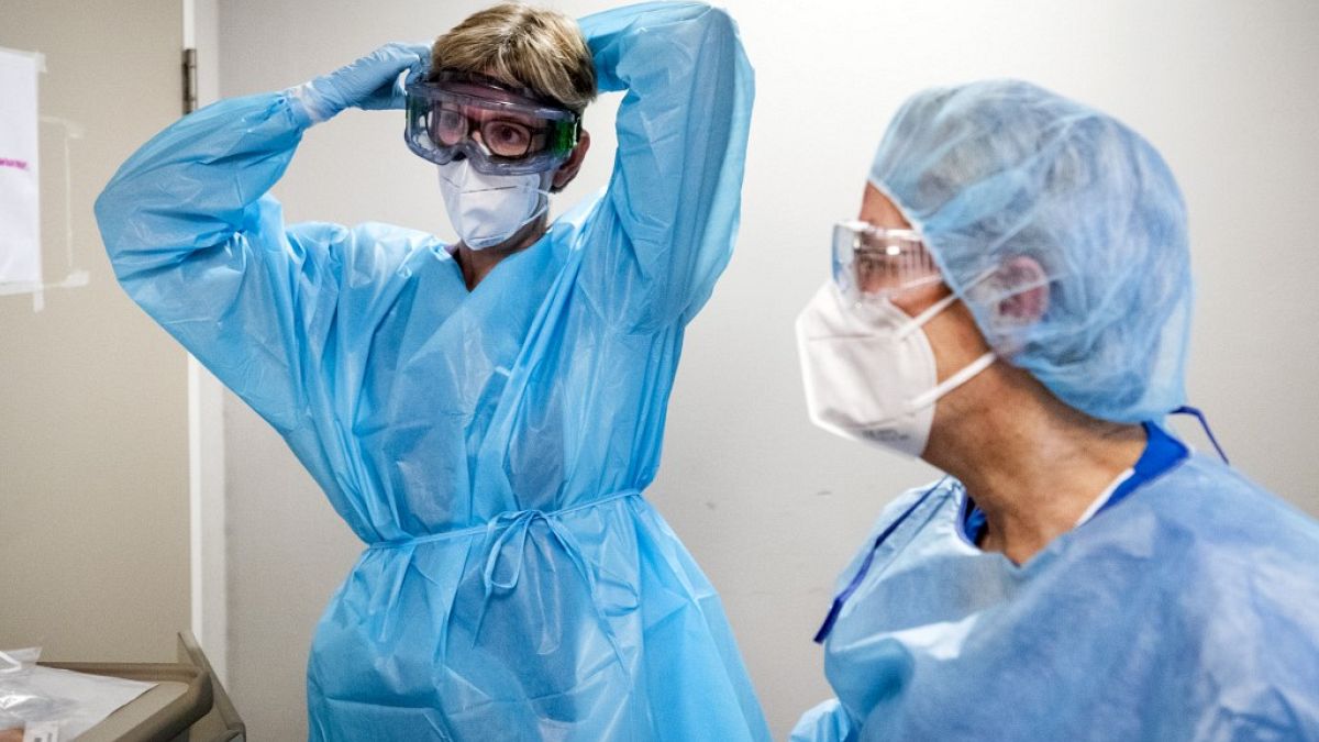 Hollanda'daki bir hastanede Covid-19 hastalarına bakmaya hazırlanan hekimler 