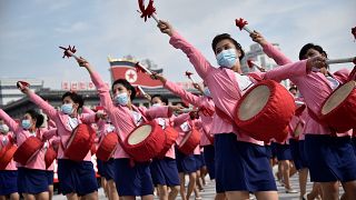 مشاركات في مهرجان بكوريا الشمالية يرتدين أقنعة للوقاية من الإصابة بفيروس كورونا