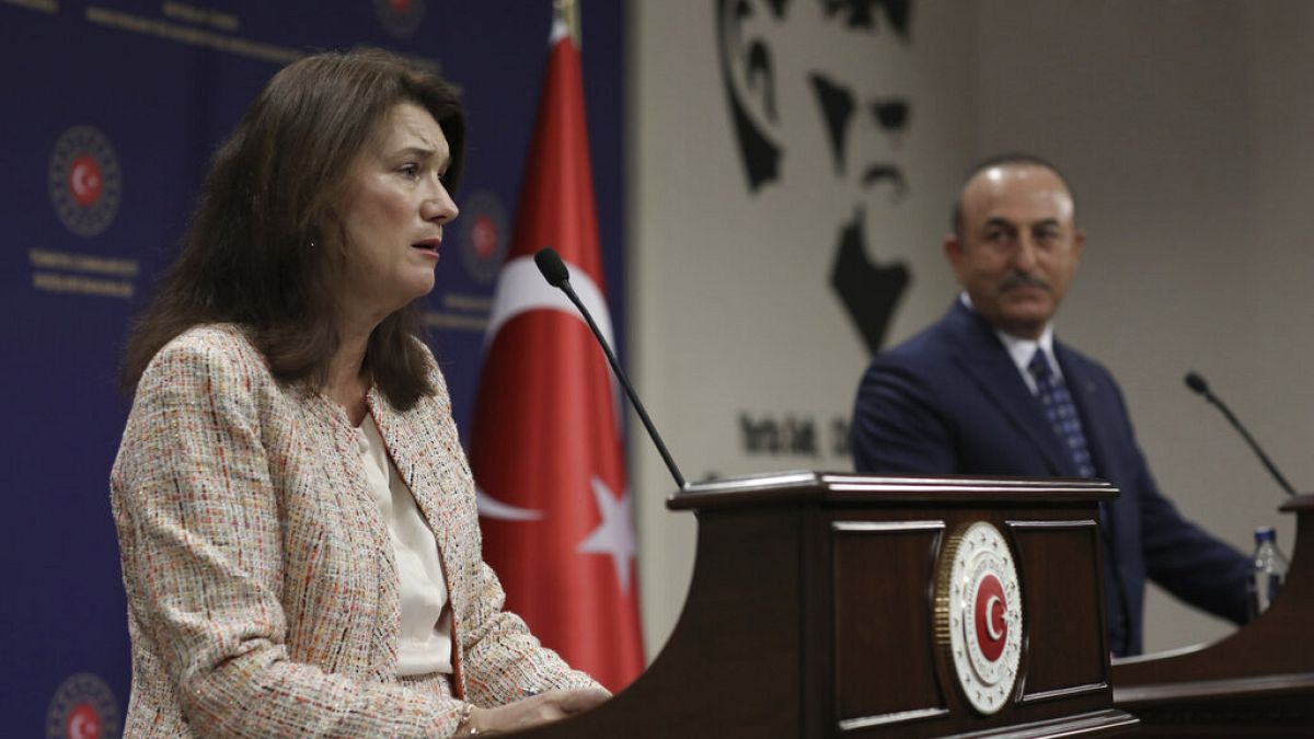 Sweden's Foreign Minister Ann Linde, right, and Turkish Foreign Minister Mevlut Cavusoglu 