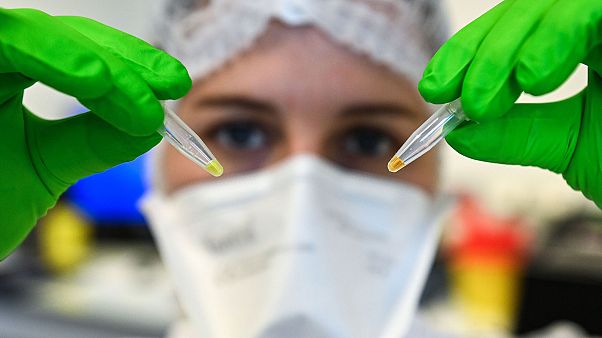 Fransa, 40 dakikada sonuç veren hızlı Covid-19 testlerini deniyor Fransa, 40 dakikada sonuç veren hızlı Covid-19 testlerini deniyor