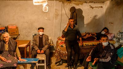 سكان قرية تيرير يحتمون في قبو مبنى من القصف