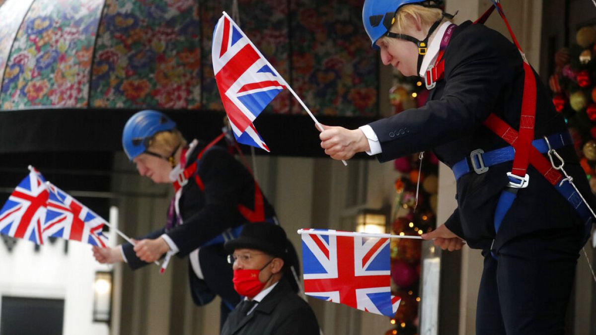 Eine Puppe von Premier Boris Johnson als Weihnachtsdeko in London