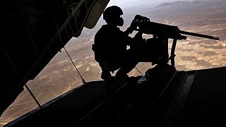 Afganistan'ın Helmand kentinde Taliban'a yönelik düzenlenen hava operasyonunda görev alan bir ABD'li asker (arşiv)